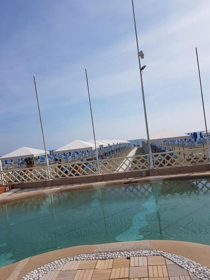Brezza Marina Bed and Breakfast Marina Di Carrara Buitenkant foto